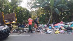 Petugas pengangkut Sampah Kota Ambon