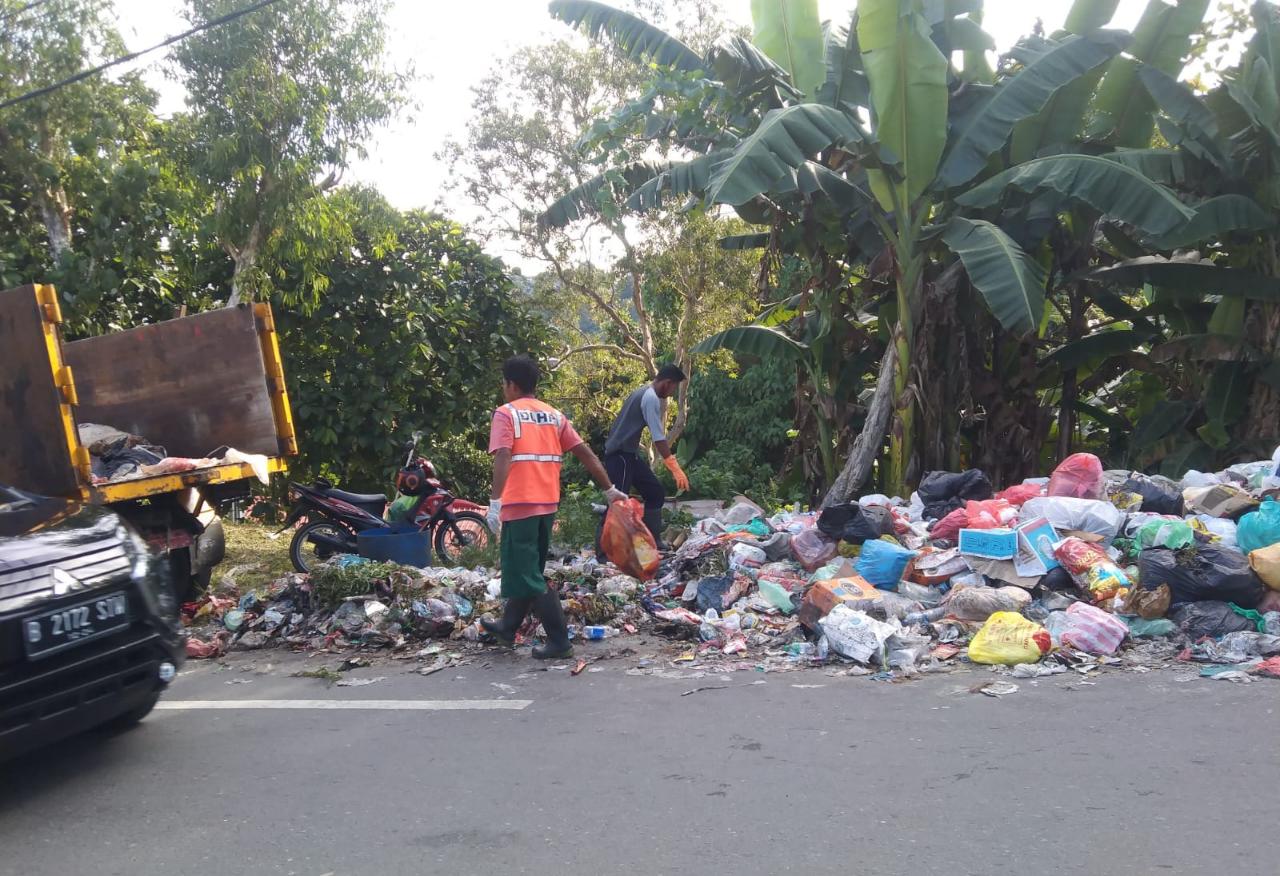 Petugas pengangkut Sampah Kota Ambon