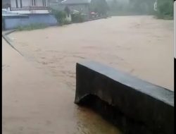 Waspada! Pohon Tumbang Air Besar, Banjir Lewati Talud Galala