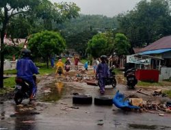 Pasca Hujan, Sampah Berserakan di Ruas Jalan Depan Dinas Kebersihan