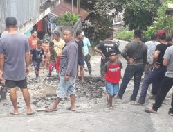 Pemkot Ambon Acuh, Warga Pilih Swadaya Perbaiki Jalan