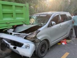 Tabrak Dump Truk,  Mobil Avanza Rusak Parah