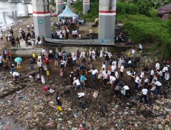Hanya 2 Jam, Pantai Galala Bersih, 8 Ton Sampah Plastik Diangkut