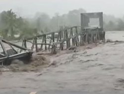 Jembatan Kawanua Roboh, Warga Terpaksa Lewat Laut