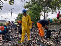 PLN Bersih Sampah di Kawasan Mangrove Poka