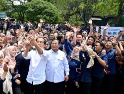Diserang Hoax, Prabowo Justru Diajak Jokowi Selfie Bareng Karyawan PT Pindad