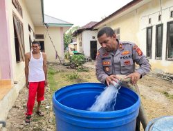Krisis Air Kian Parah di SBT, Polisi Salurkan Air ke Rumah Warga