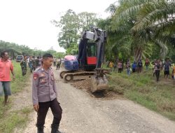 Masyarakat adat Bongkar Akses jalan ke Kebun Sawit Nusa Ina