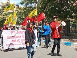 Puluhan Mahasiswa Demo Pj Bupati Malteng, Pertanyakan Defisit Rp111 Miliar