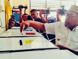 Bersama Istri Nyoblos Di TPS Satu Tihu, Gubernur: Pemilu Kali ini Sedikit Sulit