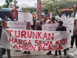 Dibantu Mahasiswa, Pedagang Amplaz Demo Pemkot Ambon