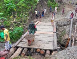 Pemerintah Lamban Bergerak,  Babinsa Turun Tangan Bikin Jembatan Darurat