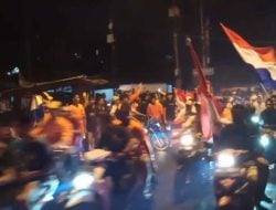 Di Tengah Hujan, Ratusan Fans Belanda Pawai di Ambon