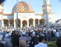 Ribuan Umat Islam Sholat Idul Adha Di Masjid Raya Al-Fatah Ambon