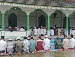 Dibawah Gerimis, Warga Wakal Khusyuk Sholat Idul Adha