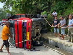 Tak Kuat Naik Tanjakan, Truk Bermuatan Pasir Terbalik di Tantui