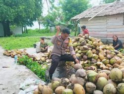 Ajak Warga Rawat Kamtibmas, Bripka Tihurua Membaur dengan Masyarakat