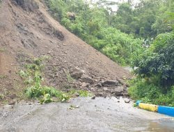 Ruas Jalan Namlea-Namrole Terputus Akibat  Longsor