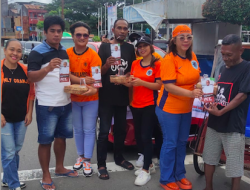 Fans Timnas Belanda di Ambon Berbagi Makanan ke Tukangan Becak