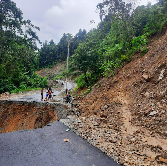 jalan hotmix rusak