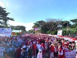 Ribuan Pelajar di SBT Bentangkan Bendera 79 Meter