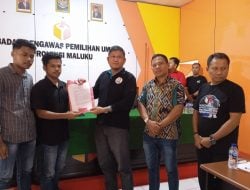 Massa Demo KPU dan Bawaslu Maluku Soal Ijazah Palsu Kandidat Bupati Buru