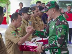 Pj Bupati Malra Serahkan Bendera Merah Putih ke 6 Camat di Kei Kecil