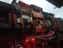 Tempat Karaoke di Pasar Mardika Terbakar