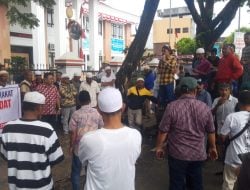 Didepan PN Ambon, Massa Teriak Bebaskan Raja Rohomoni, Tangkap Telenio