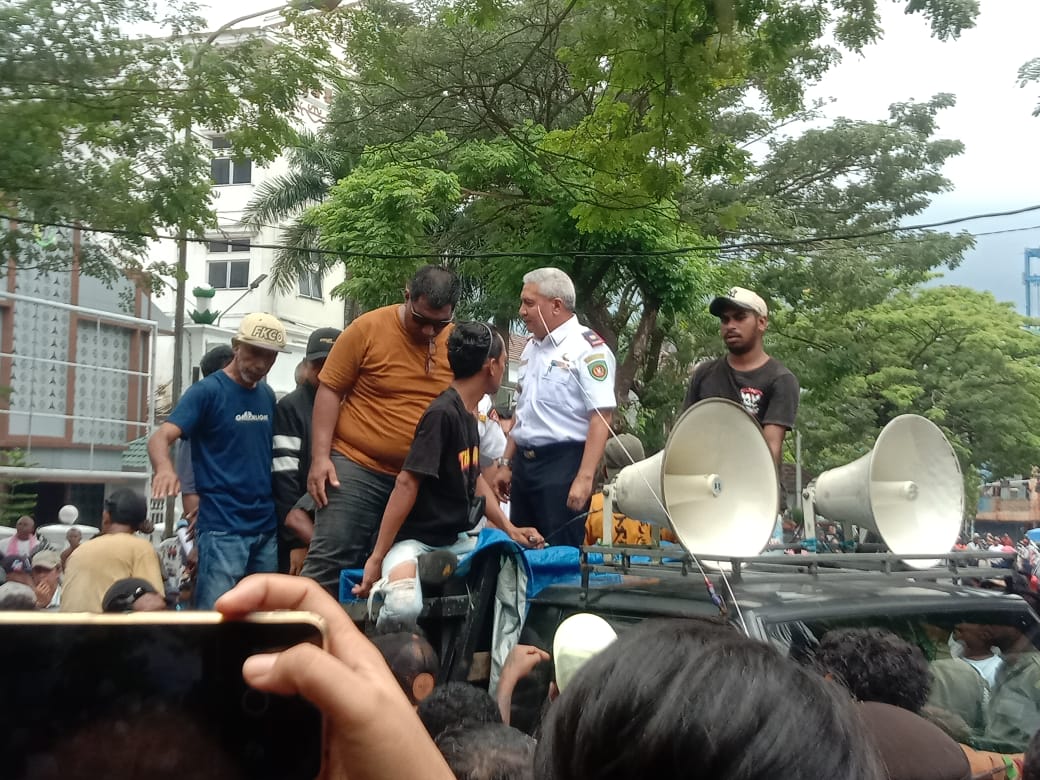 Demo Angkot di Ambon