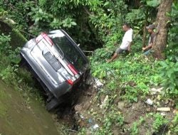 Sopirnya Dipengaruhi Miras, Mobil Pribadi Terjun ke Jurang di Karpan