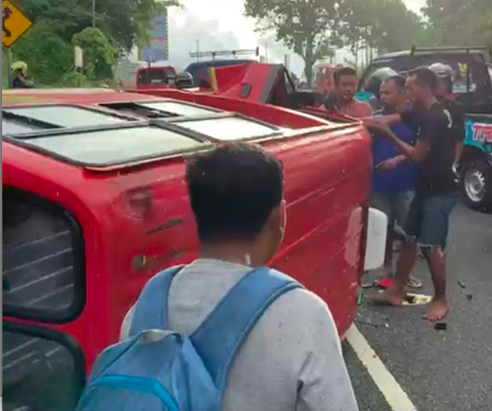 Angkot terbalik di tantui