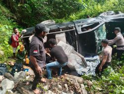 Mobil Angkut Logistik Masuk Jurang, Sejumlah Polisi Luka-Luka