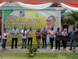 Mantan Ketua Alumni SMKN 2 Ambon Sumbang Rp75 Juta untuk Renovasi Laboratorium Bahasa