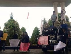 Massa Demo DPRD Maluku, Tapi Desak Copot Kajari Ambon