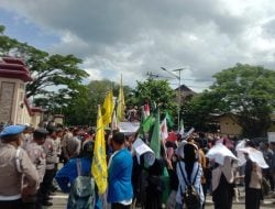 Ratusan Massa Demo Polda Maluku, Tuntut Pencopotan Kapolsek KPYS Ambon