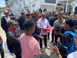 Demo Pertama di KPU Maluku, Massa Tuntut Usut Pelanggaran Pilkada di Buru