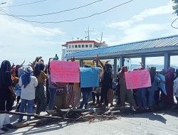 Pedagang Asongan Blokade Pelabuhan Ferry Hunimua, Protes Larangan Berjualan di Dalam Kapal