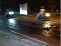 Tumpahan Oli Bekas Penuhi Ruas Jalan Halong, Sejumlah Pengendara Sepeda Motor Terjatuh