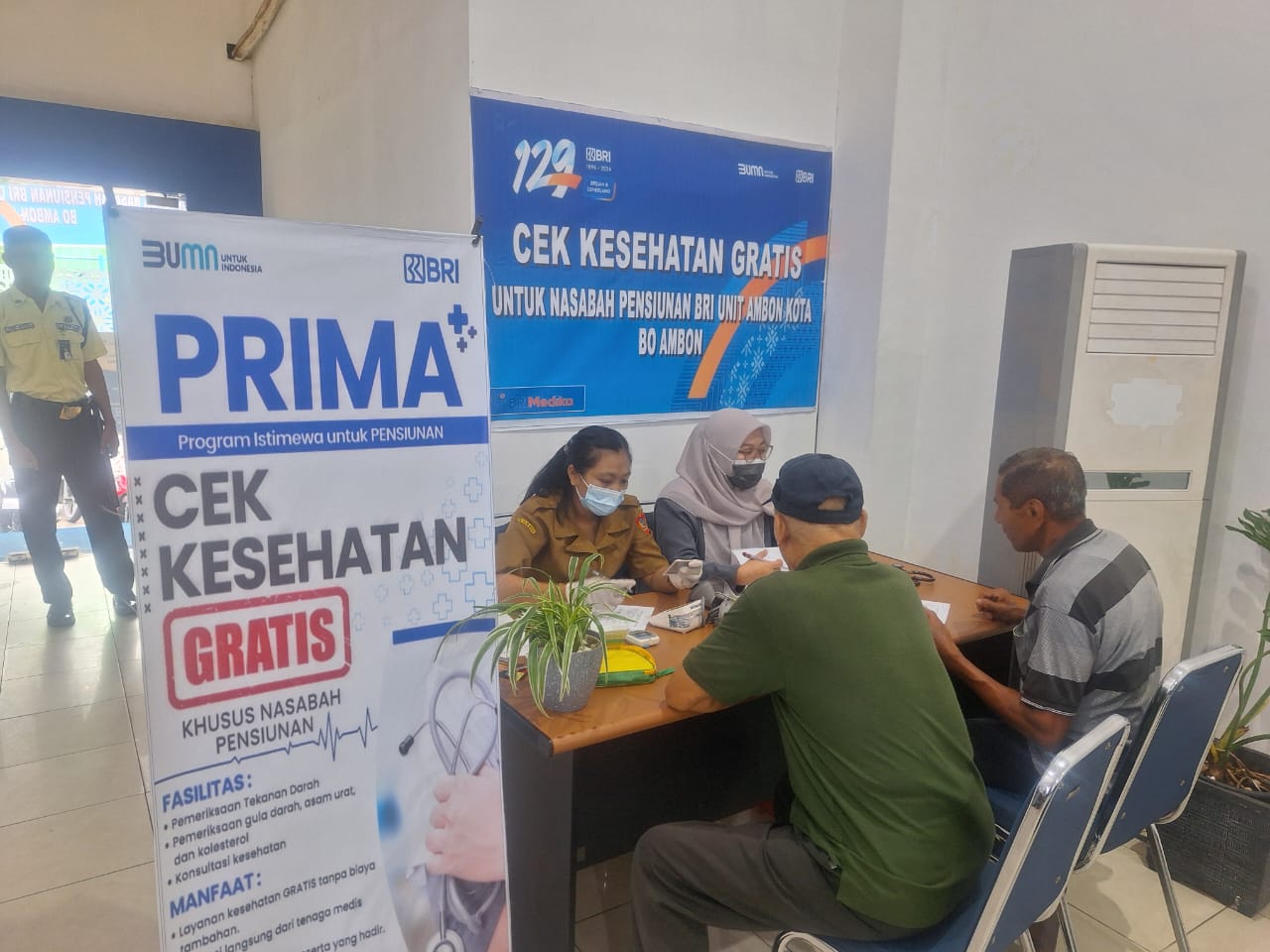 BRI Cabang Ambon memberikan pelayanan kesehatan gratis kepada nasabah pensiunannya.