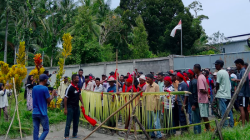 Warga Haya sasi adat perusahaan penambang pasir pantai.