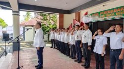 Mukti Keliobas, memimpin apel ASN terakhir di kantor Bupati SBT