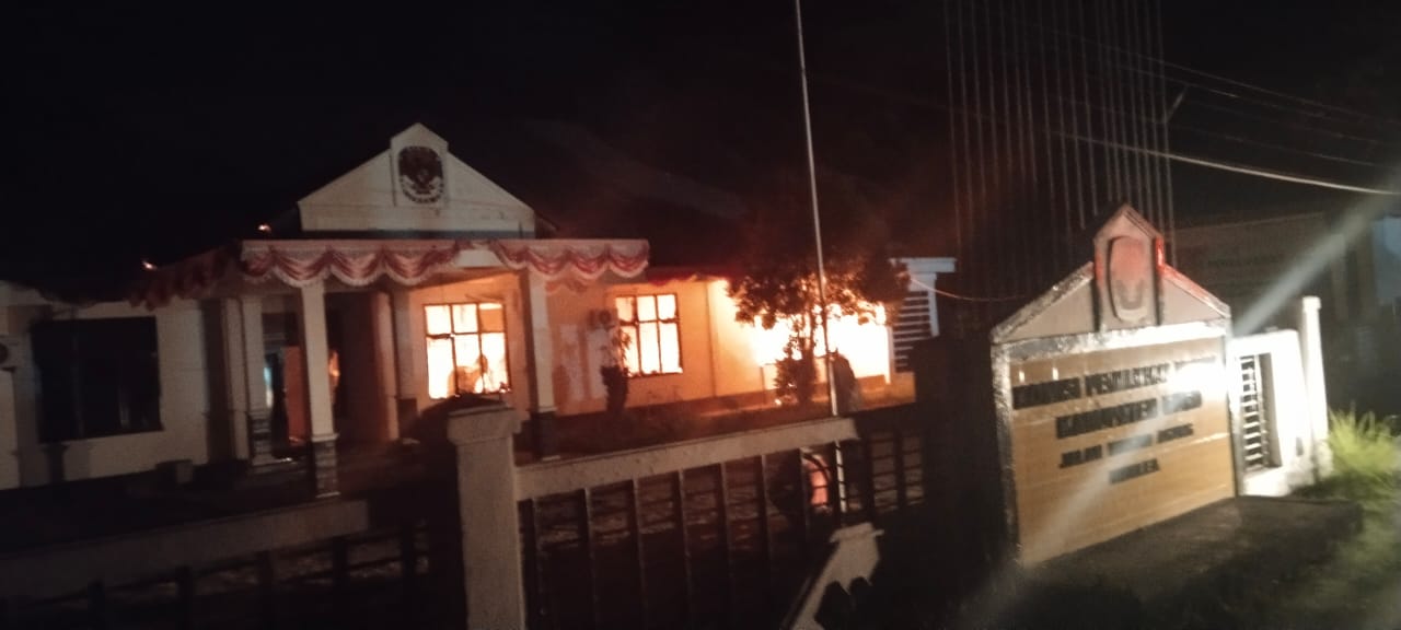 Kantor KPU Buru terbakar