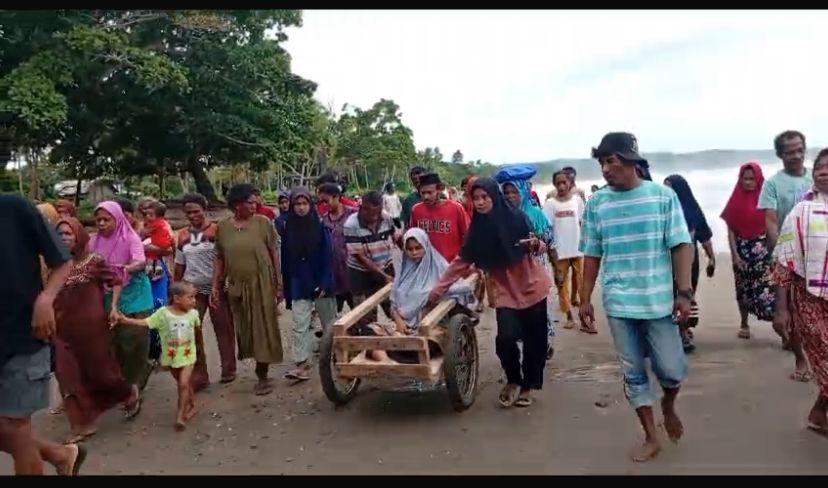 Ibu hamil dibawa menggunakan gerobak ke Puskesmas