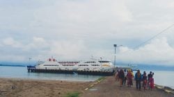 Kapal KM. Cantika Lestari yang sedang berlabuh di pelabuhan Kobisadar Kabupaten Maluku Tengah.