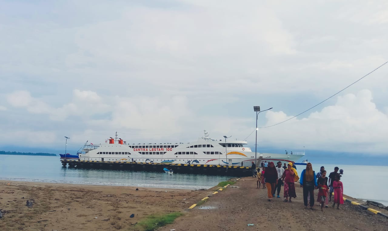 Kapal KM. Cantika Lestari yang sedang berlabuh di pelabuhan Kobisadar Kabupaten Maluku Tengah.