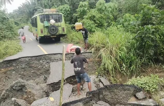 Kondisi Jalan di SBB akibat hujan deras.