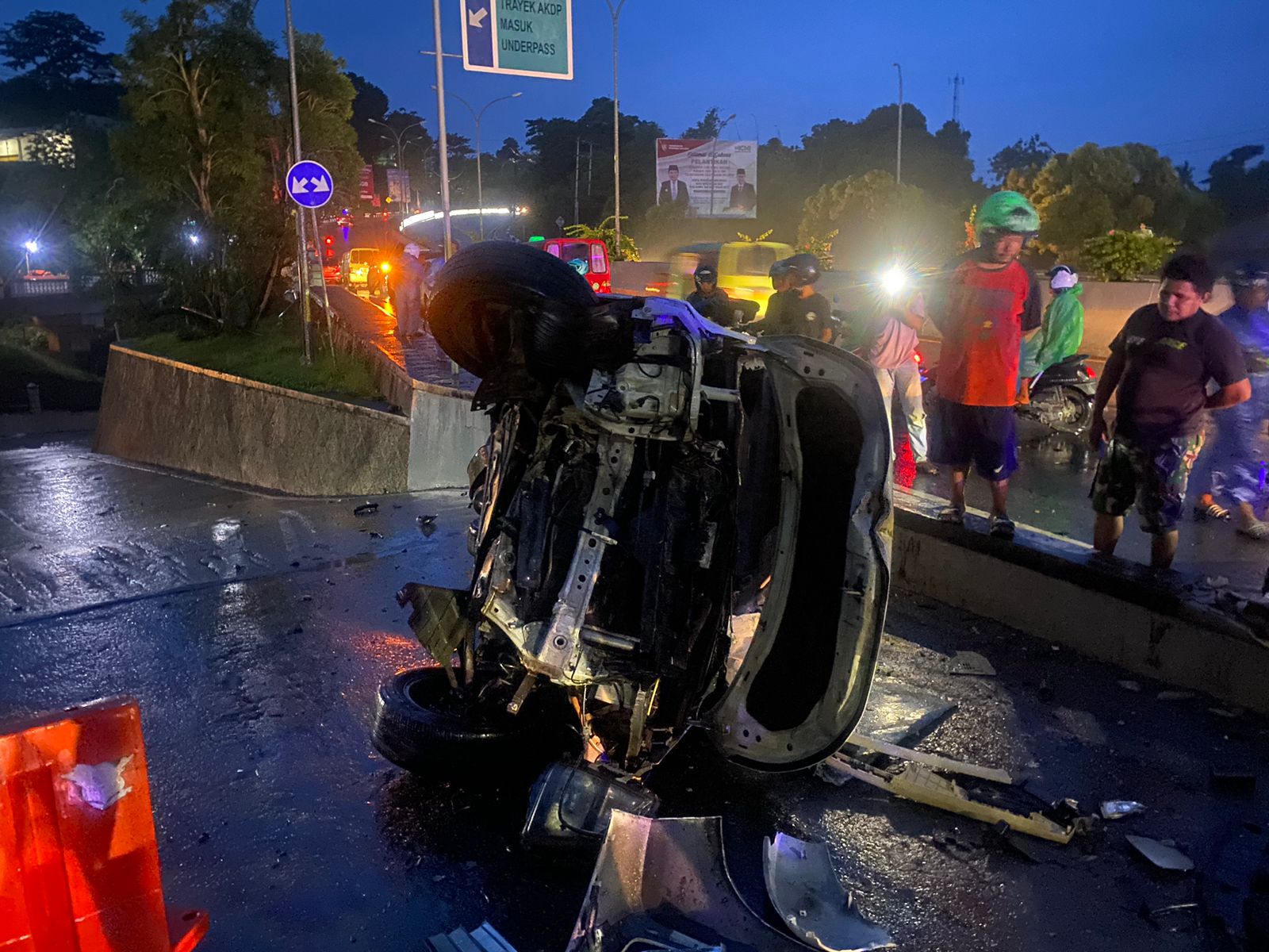 mobil terbalik di underpass tantui