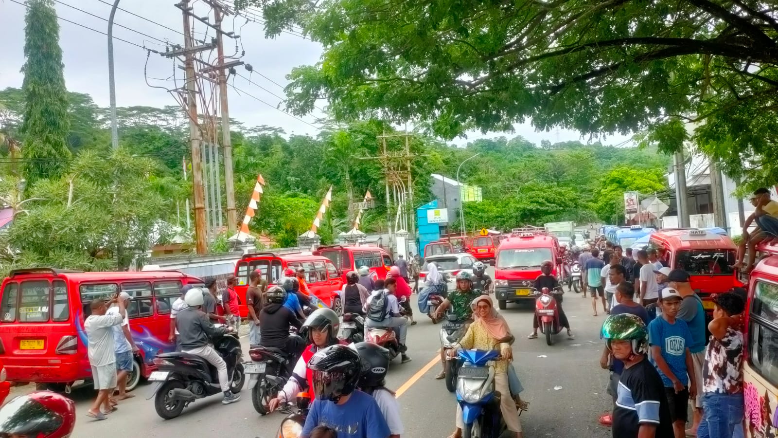 Sopir Angkot di Ambon mogok