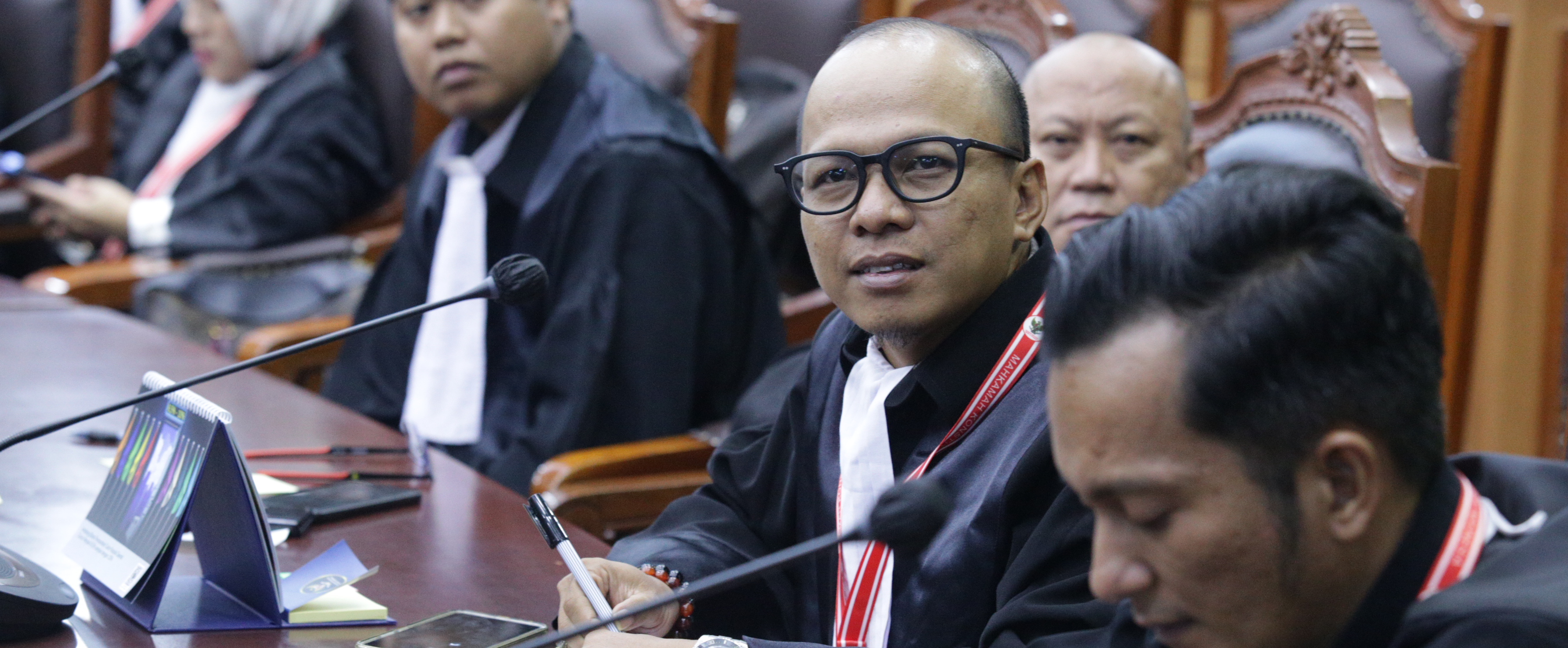 Kuasa Hukum Pemohon hadir pada persidangan Pengucapan Putusan Perkara Nomor 174/PHPU.BUP-XXIII/2025 Perselisihan Hasil Pemilihan Umum Bupati Kabupaten Buru, Senin (24/2) di Ruang Sidang Pleno MK.